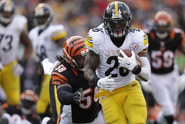 Pittsburgh Steelers running back Le'Veon Bell (26) runs for a 13-yard touchdown during the second half of an NFL football game against the Cincinnati Bengals Sunday, Dec. 7, 2014 in Cincinnati. (AP Photo/Michael Conroy)