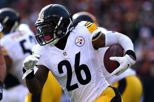 CINCINNATI, OH - DECEMBER 7:  Le'Veon Bell #26 of the Pittsburgh Steelers carries the ball during the first quarter of the game against the Cincinnati Bengals at Paul Brown Stadium on December 7, 2014 in Cincinnati, Ohio. (Photo by Andy Lyons/Getty Images)