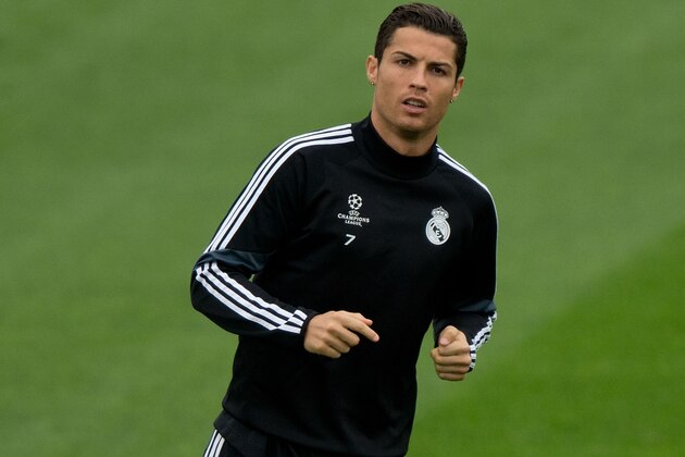 MADRID, SPAIN - NOVEMBER 03:  Cristiano Ronaldo of Real Madrid CF excersise during the training session ahead of the UEFA Champions League Group B match between Real Madrid CF and Liverpool FC at Valdebebas training ground on November 3, 2014 in Madrid, Spain.  (Photo by Gonzalo Arroyo Moreno/Getty Images)