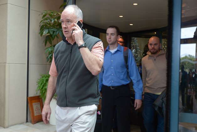 New York Mets general manager Sandy Alderson, left, leaves after the conclusion of baseball's winter meetings in Lake Buena Vista, Fla., Thursday, Dec. 12, 2013.(AP Photo/Phelan M. Ebenhack)