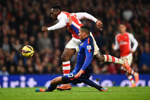 LONDON, ENGLAND - NOVEMBER 22: Danny Welbeck of Arsenal is wackled by Chris Smalling of Manchester United during the Barclays Premier League match between Arsenal and Manchester United at Emirates Stadium on November 22, 2014 in London, England. (Photo by Shaun Botterill/Getty Images)