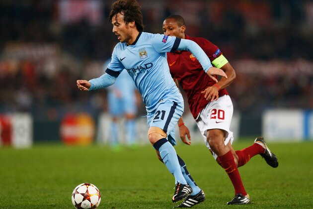 ROME, ITALY - DECEMBER 10:  David Silva of Manchester City is chased by Seydou Keita of AS Roma during the UEFA Champions League Group E match between AS Roma and Manchester City FC at Stadio Olimpico on December 10, 2014 in Rome, Italy.  (Photo by Julian Finney/Getty Images)