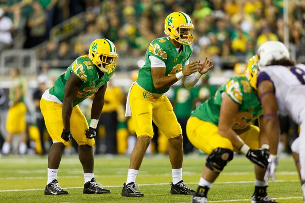 Oregon quarterback Marcus Mariota (8) waits for the hike during the third quarter against Washington in an NCAA college football game in Eugene, Ore., Saturday, Oct. 18, 2014. (AP Photo/Ryan Kang)