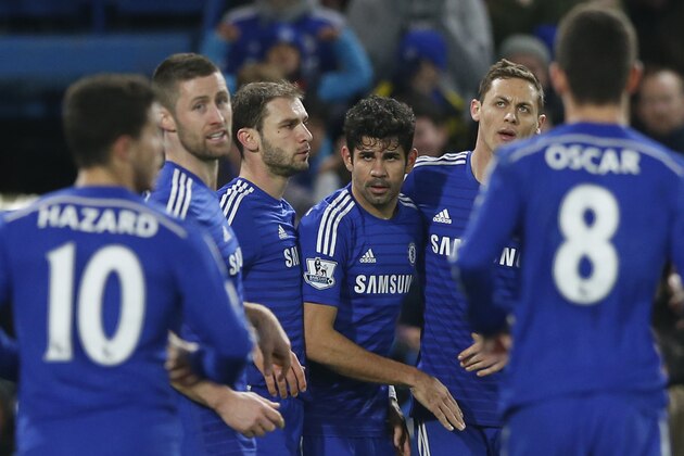 Chelsea's Diego Costa, centre, is mobbed by his teammates after scoring his sides second goal during their English Premier League soccer match between Chelsea and Hull City at Stamford Bridge stadium in London, Saturday, Dec 13, 2014. (AP Photo/Alastair Grant)