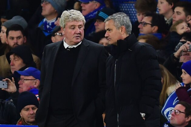LONDON, ENGLAND - DECEMBER 13:  Steve Bruce manager of Hull City and Jose Mourinho manager of Chelsea in discussion during the Barclays Premier League match between Chelsea and Hull City at Stamford Bridge on December 13, 2014 in London, England.  (Photo by Jamie McDonald/Getty Images)