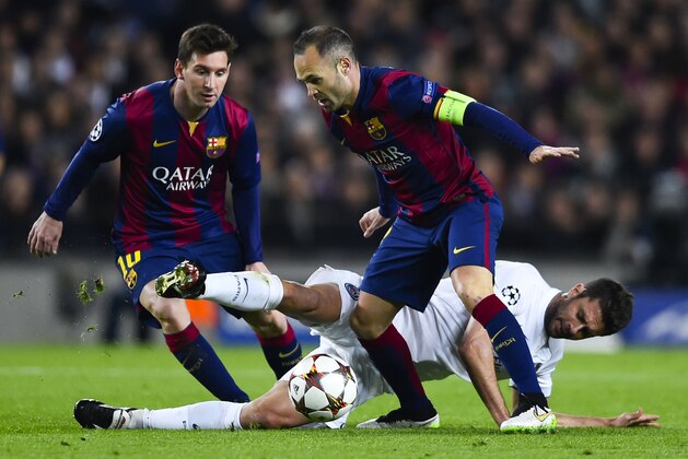 BARCELONA, SPAIN - DECEMBER 10:  Thiago Motta of Paris Saint-Germain FC competes for the ball with Lionel Messi (L) and Andres Iniesta of FC Barcelona during the UEFA Champions League group F match between FC Barcelona and Paris Saint-Germanin FC at Camp Nou Stadium on December 10, 2014 in Barcelona, Spain.  (Photo by David Ramos/Getty Images)