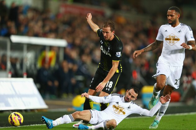 SWANSEA, WALES - DECEMBER 14:  Harry Kane of Tottenham Hotspur is challenged by Leon Britton of Swansea City watched by Kyle Bartley of Swansea City during the Barclays Premier League match between Swansea City and Tottenham Hotspur at Liberty Stadium on December 14, 2014 in Swansea, Wales.  (Photo by Michael Steele/Getty Images)