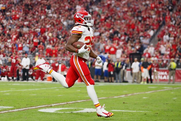 GLENDALE, AZ - DECEMBER 07:  Running back Jamaal Charles #25 of the Kansas City Chiefs runs for a 63-yard touchdown in the first quarter of the NFL game against the Arizona Cardinals at the University of Phoenix Stadium on December 7, 2014 in Glendale, Arizona.  (Photo by Christian Petersen/Getty Images)