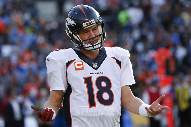 Peyton Manning, de los Broncos de Denver, hace un gesto hacia un costado del terreno durante el partido del domingo 14 de diciembre de 2014, frente a los Chargers de San Diego (AP Foto/Lenny Ignelzi)
