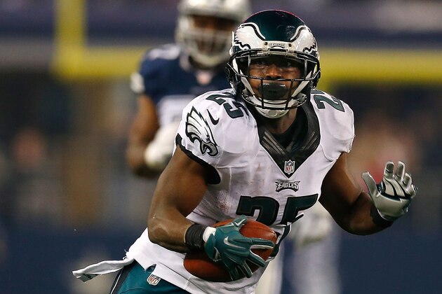 ARLINGTON, TX - NOVEMBER 27:  LeSean McCoy #25 of the Philadelphia Eagles runs for a touchdown against the Dallas Cowboys in the second half at AT&T Stadium on November 27, 2014 in Arlington, Texas.  (Photo by Tom Pennington/Getty Images)