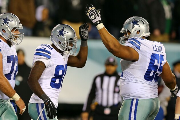 PHILADELPHIA, PA - DECEMBER 14: Dez Bryant #88 of the Dallas Cowboys high fives Ronald Leary #65 after scoring a touchdown against the Philadelphia Eagles at Lincoln Financial Field on December 14, 2014 in Philadelphia, Pennsylvania.  (Photo by Elsa/Getty Images)