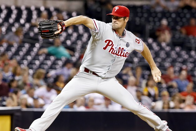 Cole Hamels, de los Filis de Filadelfia, lanza frente a los Padres de San Diego en el encuentro del miércoles 17 de septiembre de 2014 (AP Foto/Don Boomer)