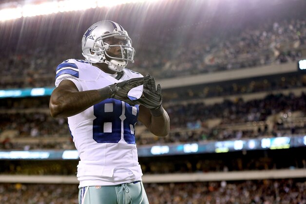 PHILADELPHIA, PA - DECEMBER 14:  Dez Bryant #88 of the Dallas Cowboys celebrates after scoring a touchdown against the Philadelphia Eagles at Lincoln Financial Field on December 14, 2014 in Philadelphia, Pennsylvania.  (Photo by Mitchell Leff/Getty Images)