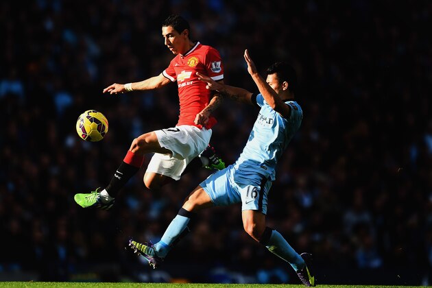 MANCHESTER, ENGLAND - NOVEMBER 02:  Sergio Aguero of Manchester City challenges Angel di Maria of Manchester United during the Barclays Premier League match between Manchester City and Manchester United at Etihad Stadium on November 2, 2014 in Manchester, England.  (Photo by Laurence Griffiths/Getty Images)