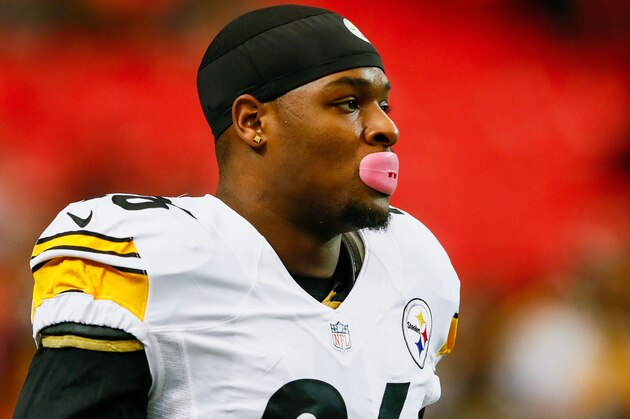 ATLANTA, GA - DECEMBER 14: Le'Veon Bell #26 of the Pittsburgh Steelers stands on the field prior to the game against the Atlanta Falcons at the Georgia Dome on December 14, 2014 in Atlanta, Georgia.  (Photo by Kevin C. Cox/Getty Images)