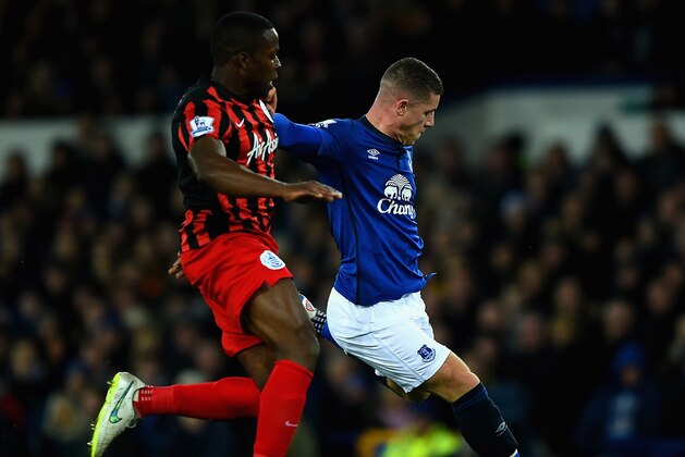 LIVERPOOL, ENGLAND - DECEMBER 15:  Ross Barkley of Everton shoots and scores the opening goal under pressure from Nedum Onuoha of QPR during the Barclays Premier League match between Everton and Queens Park Rangers at Goodison Park on December 15, 2014 in Liverpool, England.  (Photo by Laurence Griffiths/Getty Images)