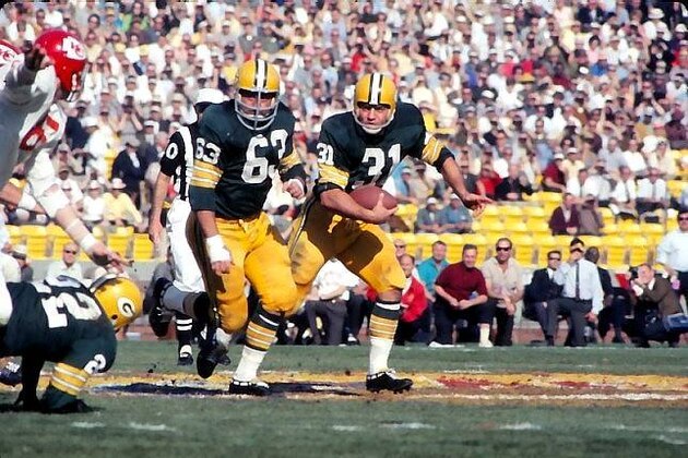 Fuzzy Thurston leads Jim Taylor in Super Bowl I.