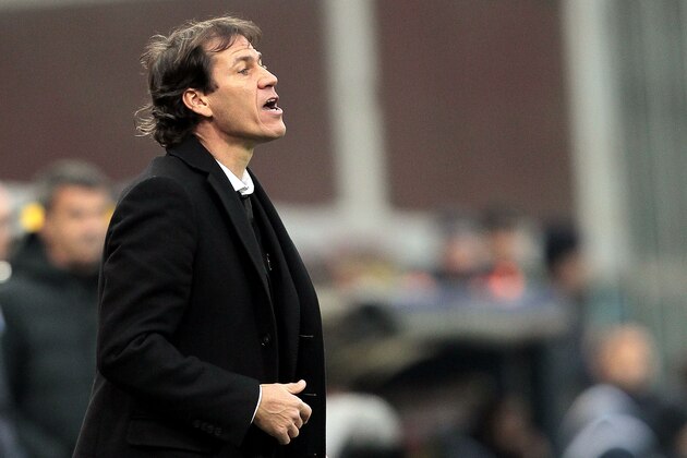 GENOA, ITALY - DECEMBER 14: Roma head coach Rudi Garcia instructions to his players during the Serie A match between Genoa CFC and AS Roma at Stadio Luigi Ferraris on December 14, 2014 in Genoa, Italy.  (Photo by Gabriele Maltinti/Getty Images)
