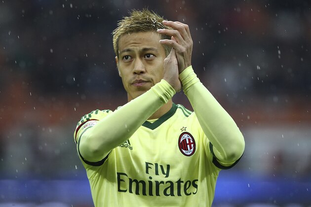 MILAN, ITALY - NOVEMBER 30:  Keisuke Honda of AC Milan salutes the crowd before the Serie A match between AC Milan and Udinese Calcio at Stadio Giuseppe Meazza on November 30, 2014 in Milan, Italy.  (Photo by Marco Luzzani/Getty Images)