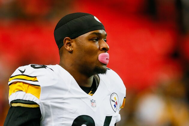ATLANTA, GA - DECEMBER 14: Le'Veon Bell #26 of the Pittsburgh Steelers stands on the field prior to the game against the Atlanta Falcons at the Georgia Dome on December 14, 2014 in Atlanta, Georgia.  (Photo by Kevin C. Cox/Getty Images)