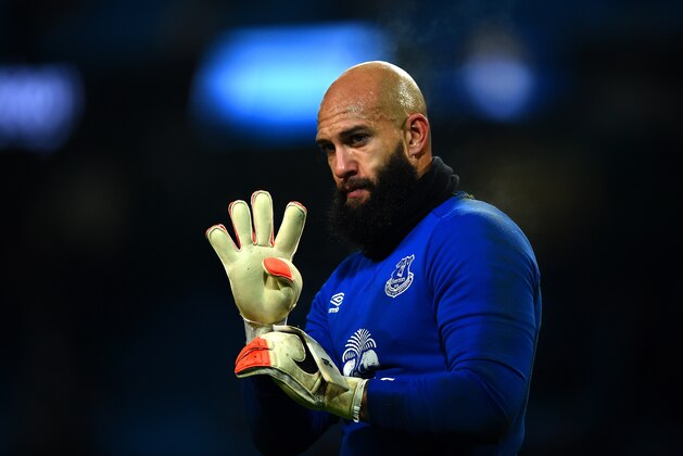 MANCHESTER, ENGLAND - DECEMBER 06:  Tim Howard of Everton signals to his team-mates during the Barclays Premier League match between Manchester City and Everton at Etihad Stadium on December 6, 2014 in Manchester, England.  (Photo by Laurence Griffiths/Getty Images)