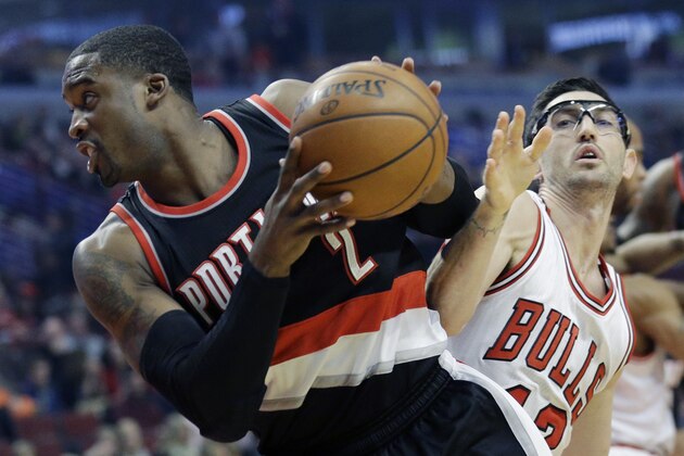Portland Trail Blazers guard Wesley Matthews (2)  drives to the basket against Chicago Bulls guard Kirk Hinrich (12) during the first half of an NBA basketball game in Chicago, Friday, Dec. 12, 2014. (AP Photo/Nam Y. Huh)