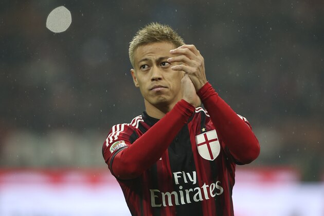 MILAN, ITALY - DECEMBER 14:  Keisuke Honda of AC Milan salutes the fans before the Serie A match between AC Milan and SSC Napoli at Stadio Giuseppe Meazza on December 14, 2014 in Milan, Italy.  (Photo by Marco Luzzani/Getty Images)