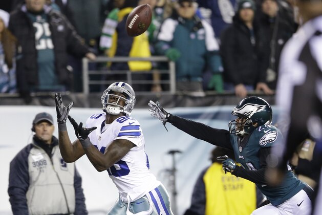 Dallas Cowboys' Dez Bryant (88) pulls in a touchdown against Philadelphia Eagles' Bradley Fletcher (24) during the second half of an NFL football game, Sunday, Dec. 14, 2014, in Philadelphia. (AP Photo/Matt Rourke)
