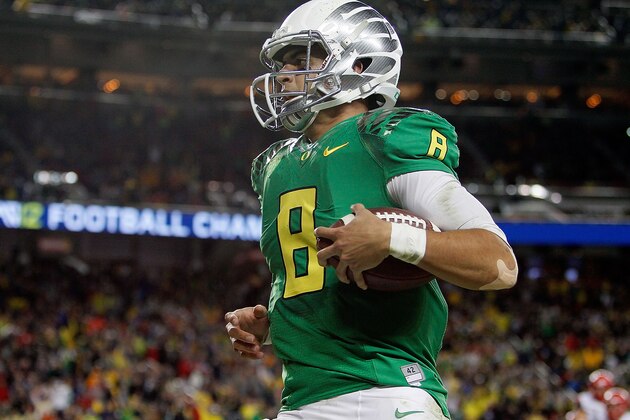 SANTA CLARA, CA - DECEMBER 05: Marcus Mariota #8 of the Oregon Ducks scrambles for a touchdown against the Arizona Wildcats during the first half of the PAC-12 Championships at Levi's Stadium on December 5, 2014 in Santa Clara, California. (Photo by Brian Bahr/Getty Images)