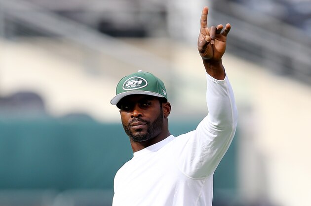 EAST RUTHERFORD, NJ - NOVEMBER 09:  Quarterback Michael Vick #1 of the New York Jets warms up before a game against the Pittsburgh Steelers at MetLife Stadium on November 9, 2014 in East Rutherford, New Jersey.  (Photo by Elsa/Getty Images)