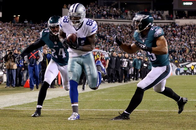 PHILADELPHIA, PA - DECEMBER 14: Dez Bryant #88 of the Dallas Cowboys catches a touchdown pass against Bradley Fletcher #24 and Nate Allen #29 of the Philadelphia Eagles at Lincoln Financial Field on December 14, 2014 in Philadelphia, Pennsylvania.  (Photo by Mitchell Leff/Getty Images)