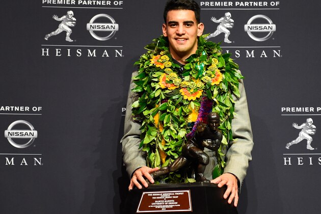 NEW YORK, NY - DECEMBER 13:  Oregon Ducks quarterback Marcus Mariota poses with the Heisman Trophy during a press conference after the 2014 Heisman Trophy presentation at the New York Marriott Marquis on December 13, 2014 in New York City.  (Photo by Alex Goodlett/Getty Images)