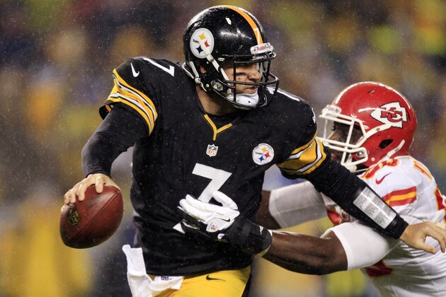 Pittsburgh Steelers quarterback Ben Roethlisberger (7) is pressured by Kansas City Chiefs outside linebacker Justin Houston (50) in the first quarter of an NFL football game in Pittsburgh, Monday, Nov. 12, 2012. (AP Photo/Gene J. Puskar)