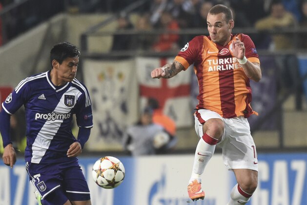 Galatasaray's Wesley Sneijder, right, and Anderlecht's Andy Najar vie for the ball during the Group D Champions League match between Anderlecht and Galatasaray at Constant Vanden Stock Stadium in Brussels, Belgium, Wednesday Nov. 26, 2014. (AP Photo/Geert Vanden Wijngaert)