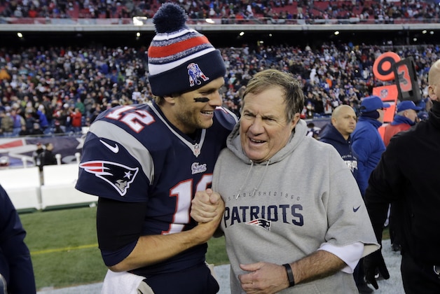 Tom Brady, de los Patriots de Nueva Inglaterra, celebra con su entrenador Bill Belichick tras vencer a los Dolphins de MIami el domingo 14 de diciembre de 2014 (AP Foto/Charles Krupa)