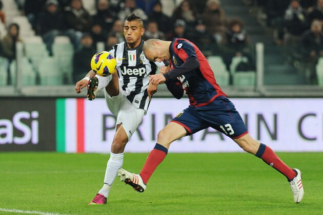 TURIN, ITALY - JANUARY 26:  Arturo Vidal (L) of FC Juventus in action against Luca Antonelli of Genoa CFC during the Serie A match between FC Juventus and Genoa CFC at Juventus Arena on January 26, 2013 in Turin, Italy.  (Photo by Valerio Pennicino/Getty Images)