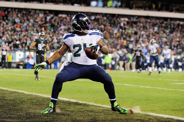 PHILADELPHIA, PA - DECEMBER 07:  Marshawn Lynch #24 of the Seattle Seahawks scores a touchdown against the Philadelphia Eagles during the third quarter of the game at Lincoln Financial Field on December 7, 2014 in Philadelphia, Pennsylvania.  (Photo by Evan Habeeb/Getty Images)