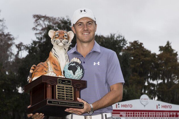 Jordan Spieth sostiene el trofeo del campeonato luego de ganar el torneo Hero World Challenge el domingo 7 de diciembre de 2014, en Windermere, Florida. (Foto AP/Willie J. Allen Jr.)