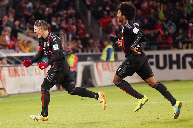 Bayern's Bastian Schweinsteiger, left, celebrates his side's equalizing goal during the German first division Bundesliga soccer match between FSV Mainz 05 and Bayern Munich in Mainz, Germany, Friday, Dec. 19, 2014. (AP Photo/Michael Probst)
