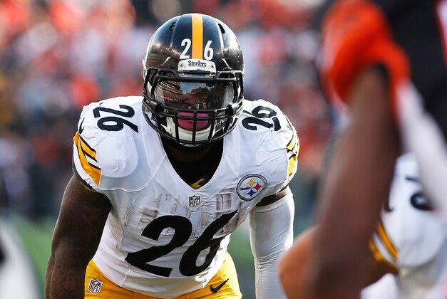Dec 7, 2014; Cincinnati, OH, USA; Pittsburgh Steelers running back Le'Veon Bell (26) looks on in the first half against the Cincinnati Bengals at Paul Brown Stadium. Mandatory Credit: Aaron Doster-USA TODAY Sports