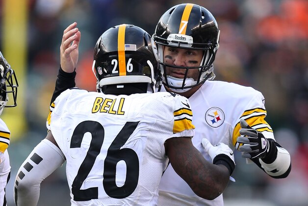 CINCINNATI, OH - DECEMBER 7:  Ben Roethlisberger #7 of the Pittsburgh Steelers congratulates Le'Veon Bell #26 of the Pittsburgh Steelers after scoring a touchdown during the fourth quarter of the game against the Cincinnati Bengals at Paul Brown Stadium on December 7, 2014 in Cincinnati, Ohio. Pittsburgh defeated Cincinnati 42-21. (Photo by Andy Lyons/Getty Images)