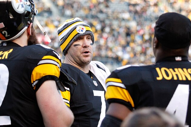 PITTSBURGH, PA - DECEMBER 21:  Ben Roethlisberger #7 of the Pittsburgh Steelers talks with teammates on the sideline during the fourth quarter against the Kansas City Chiefs at Heinz Field on December 21, 2014 in Pittsburgh, Pennsylvania.  (Photo by Justin K. Aller/Getty Images)