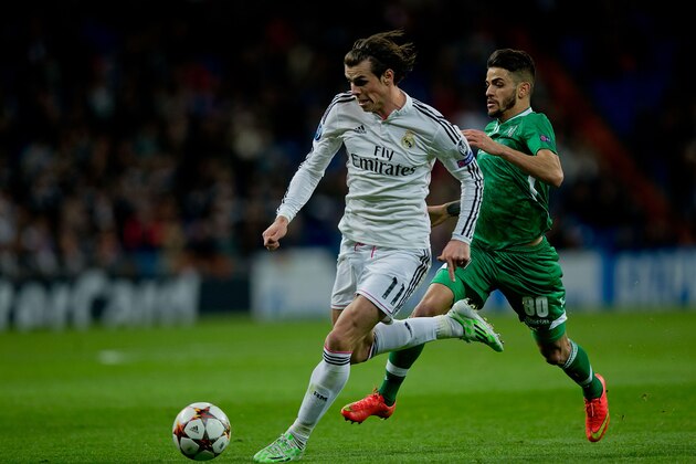 MADRID, SPAIN - DECEMBER 09: Gareth Bale (L) of Real Madrid CF competes for the ball with Ulison de Souza Paula Junior alias Junior Caicara (R) of PFC Ludogorets Razgrad during the UEFA Champions League Group B match between Real Madrid CF and PFC Ludogorets Razgrad at Estadio Santiago Bernabeu on December 9, 2014 in Madrid, Spain.  (Photo by Gonzalo Arroyo Moreno/Getty Images)