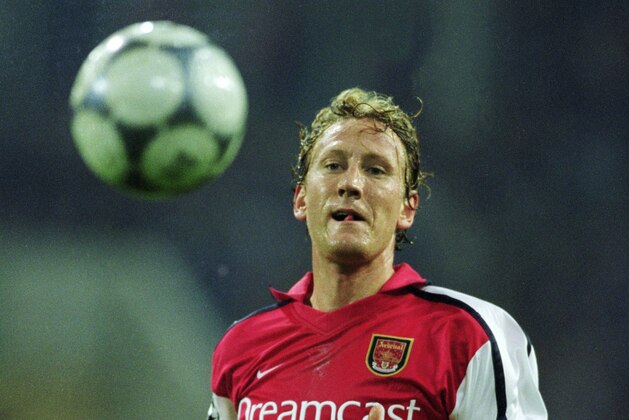30 Oct 2001:  Arsenal Captain Ray Parlour in action during the UEFA Champions League match against Schalke 04 played at the Arena AufSchalke in Gelsenkirchen, Germany.  Schalke won the match 3 - 1. \ Mandatory Credit: Ben Radford /Allsport