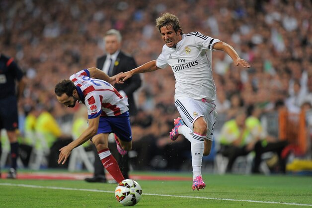 MADRID, SPAIN - SEPTEMBER 13:  Fabio Coentrao of Real Madrid beats Juanfran of Atletico de Madrid during the La Liga match between Real Madrid and Atletico de Madrid at Estadio Santiago Bernabeu on September 13, 2014 in Madrid, Spain.  (Photo by Denis Doyle/Getty Images)