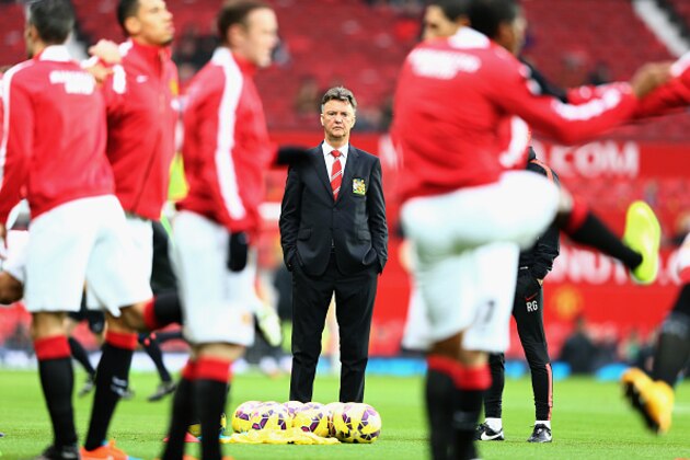 MANCHESTER, ENGLAND - NOVEMBER 29: Manager Louis van Gaal of Manchester United looks on as his players warm up during the Barclays Premier League match between Manchester United and Hull City at Old Trafford on November 29, 2014 in Manchester, England. (Photo by Clive Mason/Getty Images) MANCHESTER, ENGLAND - NOVEMBER 29: Manager Louis van Gaal of Manchester United looks on as his players warm up during the Barclays Premier League match between Manchester United and Hull City at Old Trafford on November 29, 2014 in Manchester, England. (Photo by Clive Mason/Getty Images)