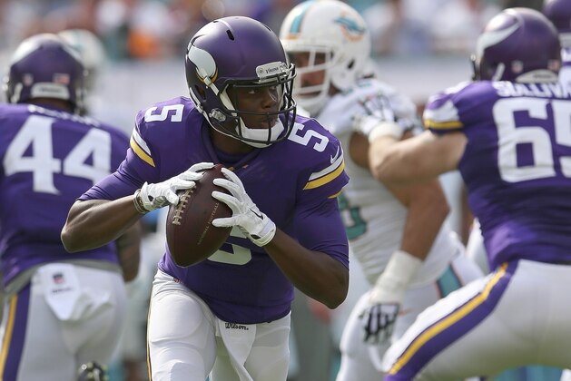 MIAMI GARDENS, FL - DECEMBER 21:  Quarterback Teddy Bridgewater #5 of the Minnesota Vikings looks for a receiver in the first quarter during a game against the Miami Dolphins at Sun Life Stadium on December 21, 2014 in Miami Gardens, Florida.  (Photo by Mike Ehrmann/Getty Images)