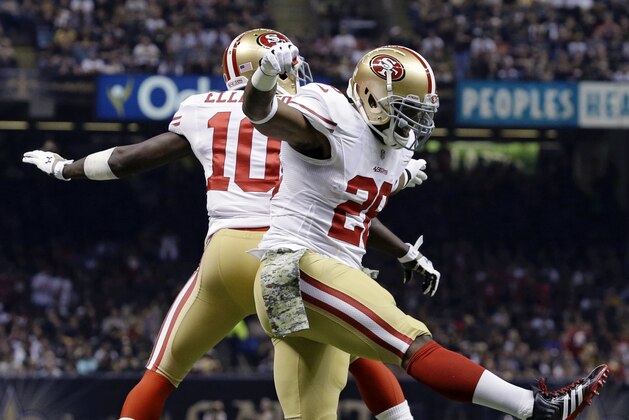 Carlos Hyde (28) festeja con su compañero de los 49ers de San Francisco, Bruce Ellington, en el partido del domingo 9 de noviembre de 2014 frente a los Saints de Nueva Orleáns (AP Foto/Jonathan Bachman)