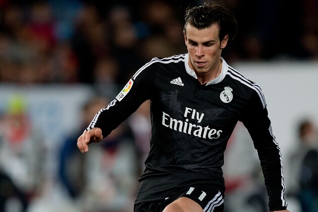 ALMERIA, SPAIN - DECEMBER 12: Gareth Bale of Real Madrid CF controls the ball during the La Liga match between UD Almeria and Real Madrid CF at Juegos del Mediterraneo stadium on December 12, 2014 in Almeria, Spain.  (Photo by Gonzalo Arroyo Moreno/Getty Images)