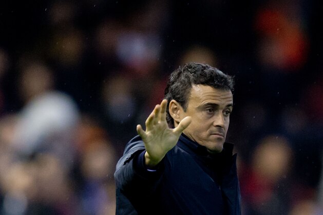 VALENCIA, SPAIN - NOVEMBER 30:  Head coach Luis Enrique Martinez gives instructions during the La Liga match between Valencia CF and FC Barcelona at Estadi de Mestalla on November 30, 2014 in Valencia, Spain.  (Photo by Gonzalo Arroyo Moreno/Getty Images)